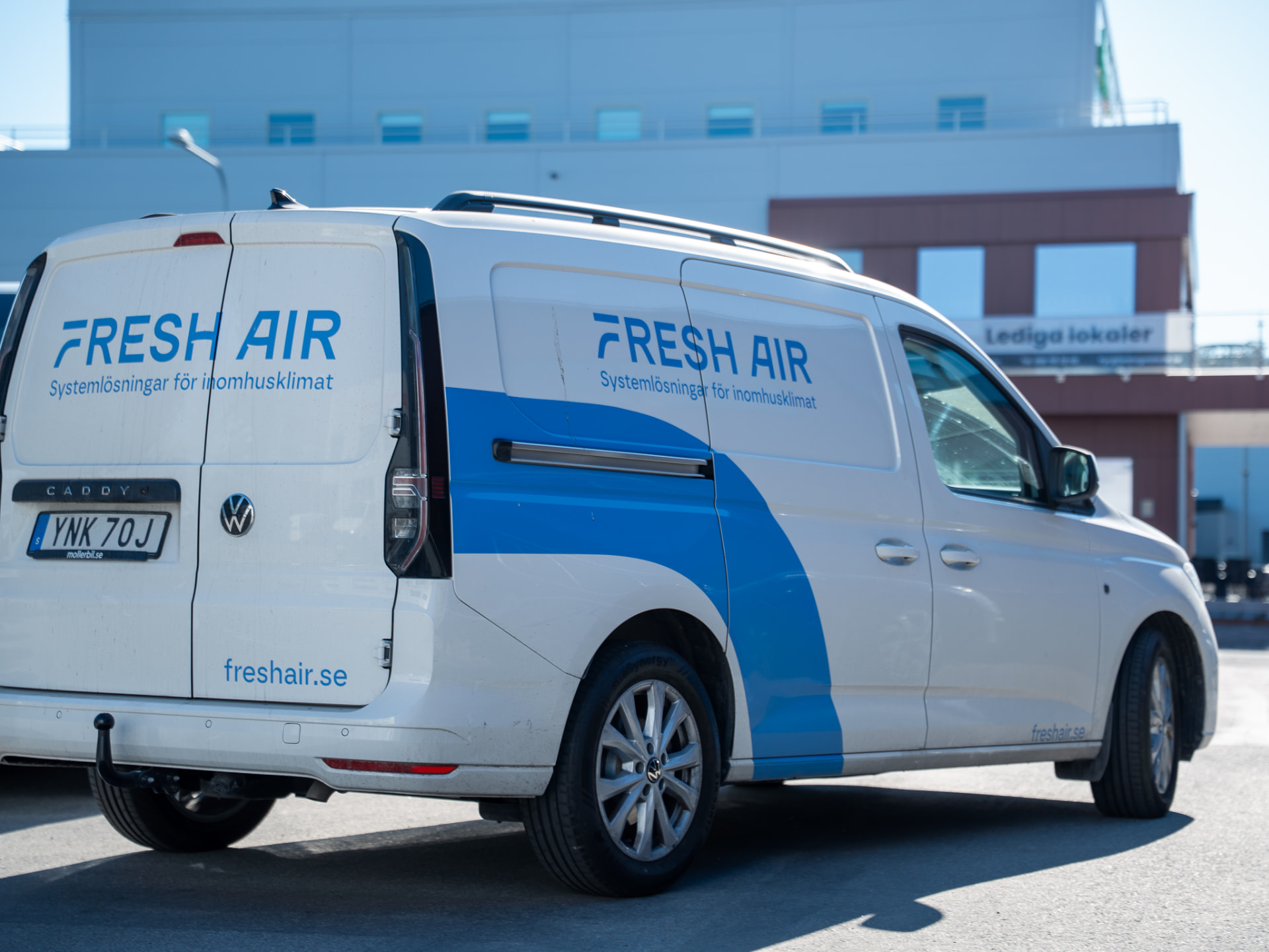 Fresh Airs servicebil utanför fastighet