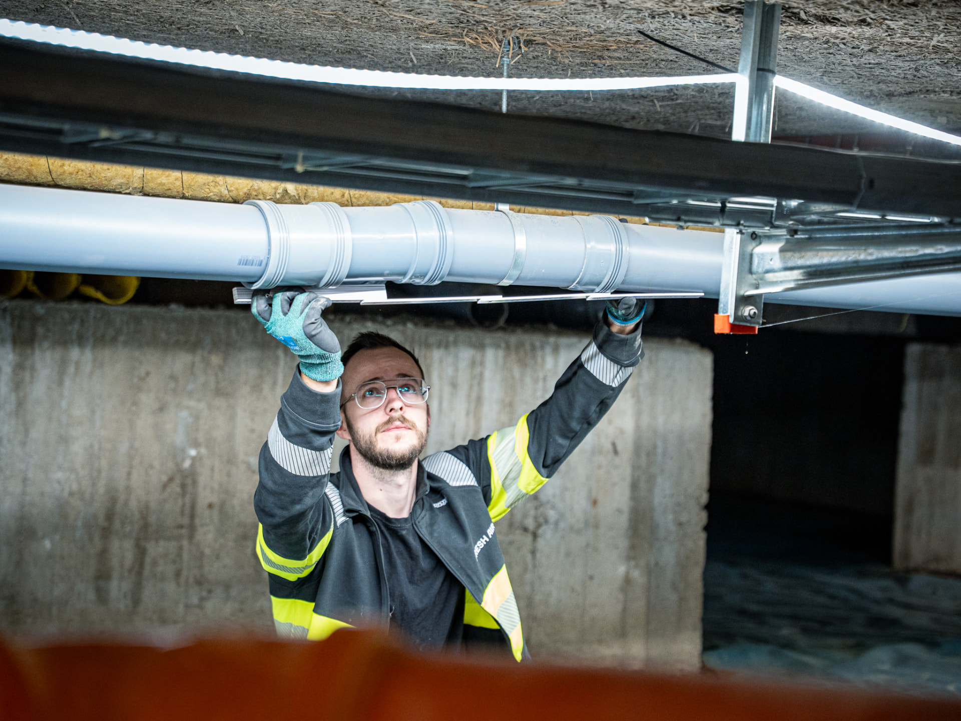 Montör installerar ventilationskanal